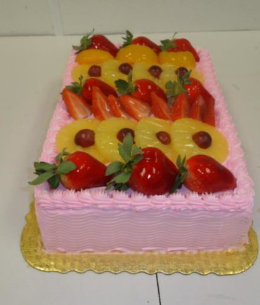 Pastel Decorado con Fresas y Pina